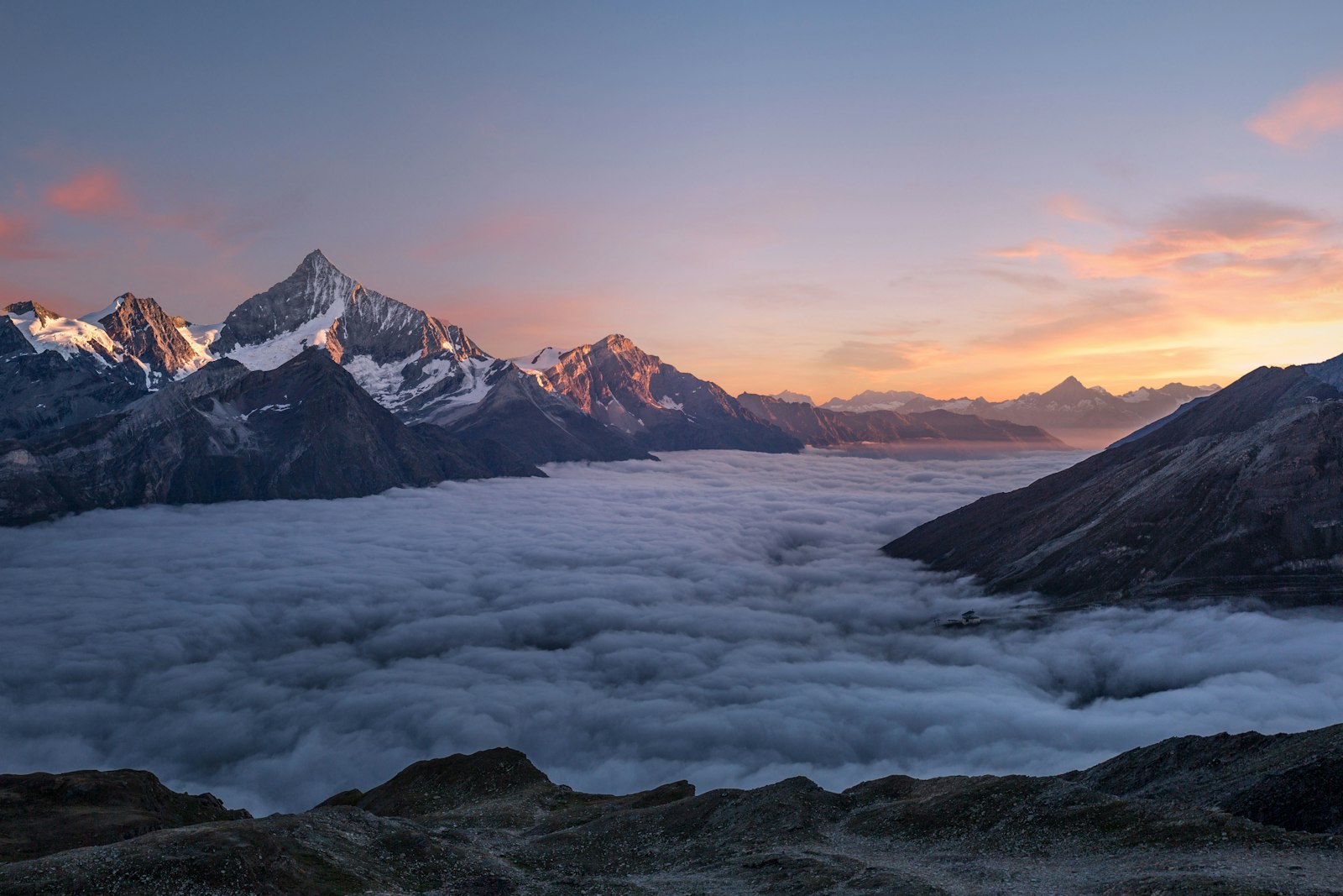Alpenkamm im ersten Morgenlicht über einem Nebelmeer