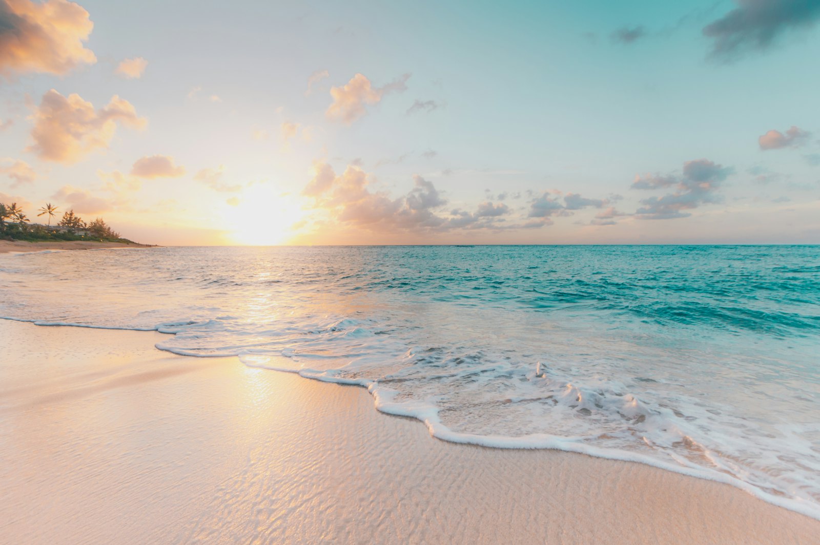 Weiter Sandstrand mit ruhiger Brandung an der Nordsee